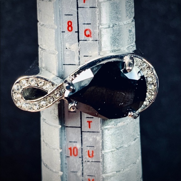 Funky silver-tone ring with black crystal stone - Picture 2 of 4